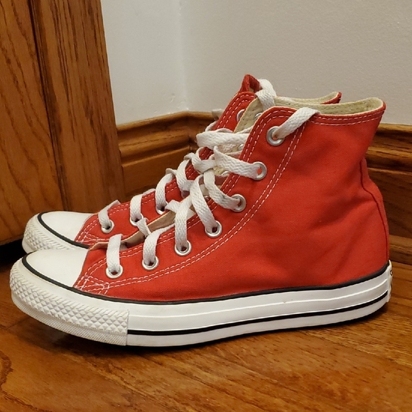 Converse Red and White High-Tops W 7 / M 5 - Picture 4 of 11